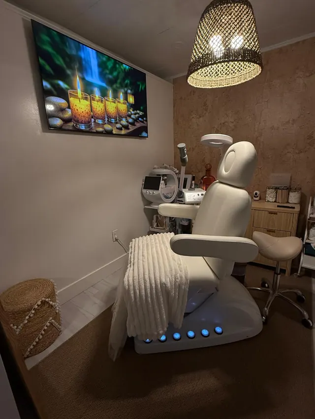 Cabina de ELLE Beauty Spa con luz cálida y equipos de tratamiento