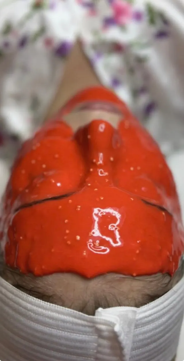 Mascarilla roja durante un facial en ELLE Beauty Spa