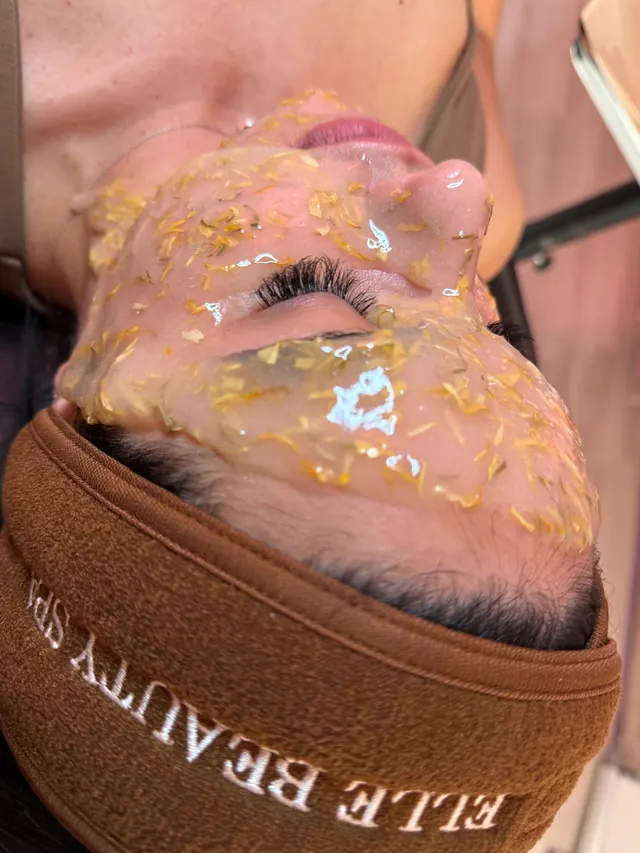 Mascarilla con pétalos de caléndula y cinta de ELLE Beauty Spa durante un facial en ELLE Beauty Spa